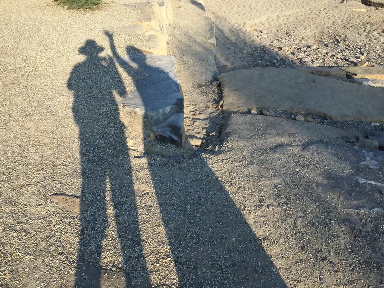 Schatten eines Paares auf einem gemeinsamen Weg