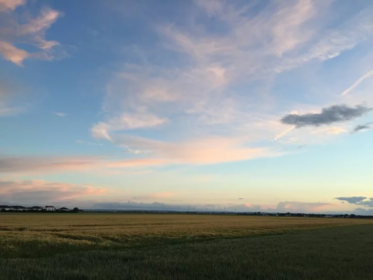 Weite Landschaft unter einem bewegten Himmel