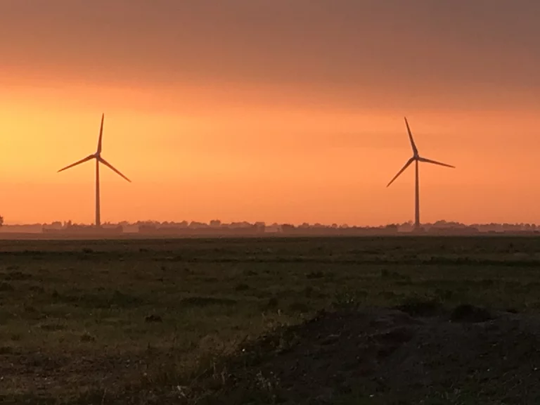 Zwei Windräder in der Abendsonne